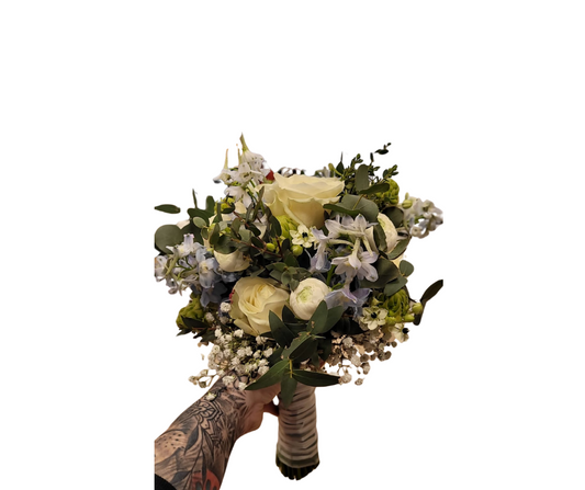 Bruidsboeket met witte rozen en blauw accenten