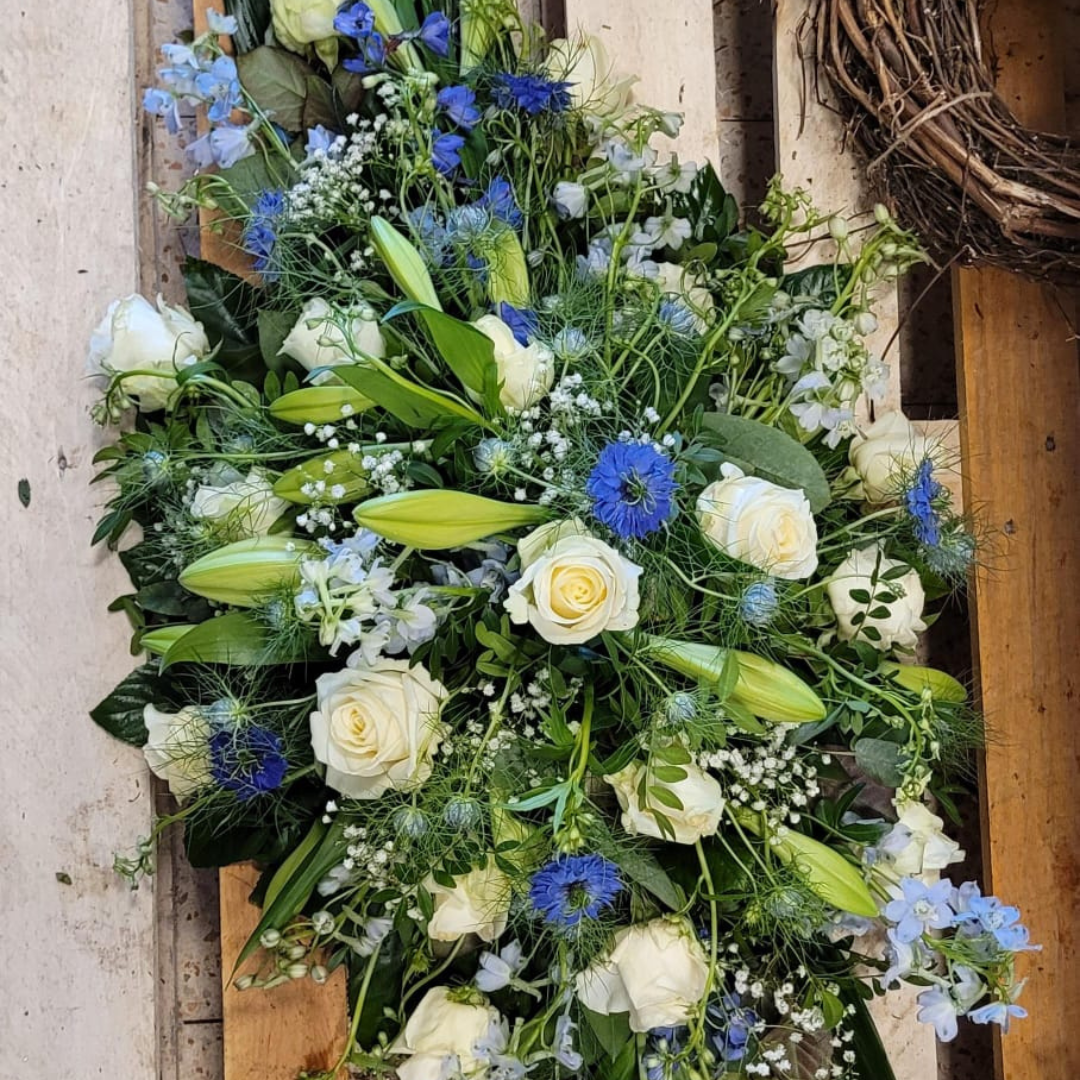 Witte Roos & Blauwe delphinium Traditioneel