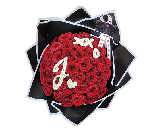 ❤️ Luxe Valentijn Boeket – Red Naomi Rozen met Letter naar Keuze