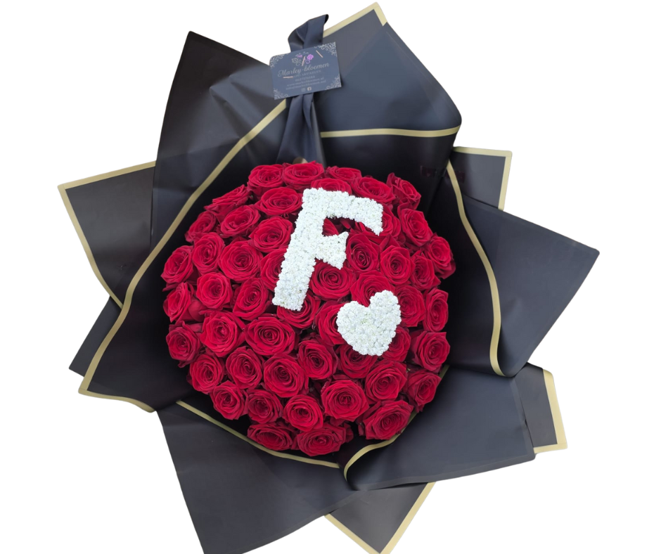 ❤️ Luxe Boeket – Red Naomi Rozen met Letter naar Keuze
