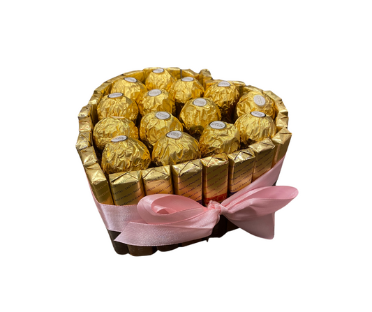 Moederdag cadeau nodig? Verras je moeder met een hartvormige doos vol Ferrero Rocher, afgewerkt met een zachte roze strik – stijlvol en vol liefde.